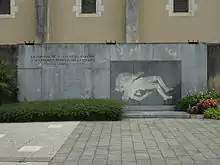 Une grande plaque noire, verticale, avec les noms des morts des guerres du XXIe siècle.