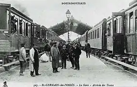 La gare à l'époque des voitures en bois.
