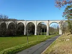 Le viaduc de Saint-Germain-des-Prés franchissant le Ravillou.