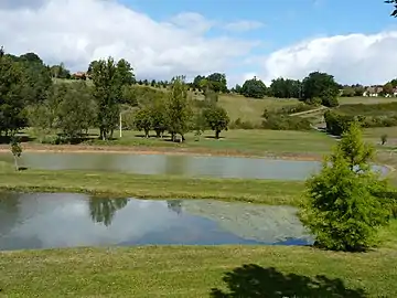 Les étangs alimentés par le ruisseau de Saint-Geyrac au niveau du bourg.