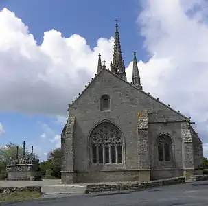 Le chevet (l'ajout du bas-côté se voit par la différence de parement) et le calvaire.