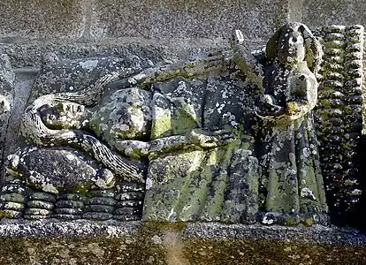 Le calvaire deTronoën :  Jésus devant la Vierge Marie allongée sur sa couche, les seins nus, face nord, registre inférieur