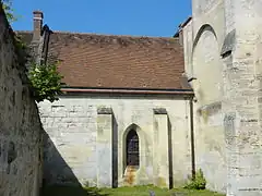 Mur oriental de la salle.