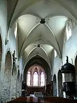 Les voûtes de la nef centrale avec la chaire à prêcher du XVIIIe siècle