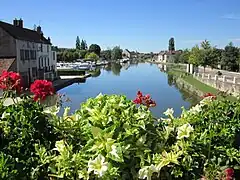 Canal du Centre et halte nautique.