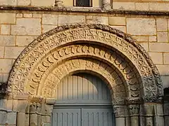 Les voussures du portail.