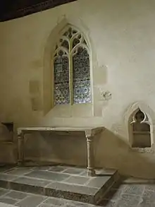 Autel médiéval et ses deux crédences.