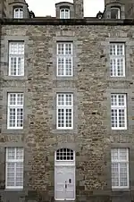 Maison typiquement polylithique.