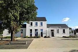 Place Jean-Moulin avec l'hôtel de ville à l'arrière-plan.