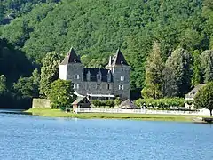 Sur la gauche du château du Gibanel, le Doustre conflue avec la Dordogne.