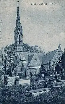 L'église paroissiale Saint-Nicaise entourée du cimetière au début du XXe siècle (carte postale).