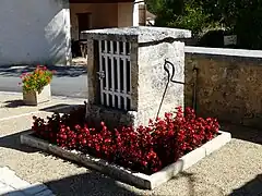 Puits devant la mairie.