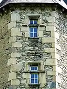 Deux fenêtres à meneau simple de la tourelle.