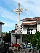 Croix située place de l'Église.