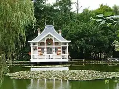 Pavillon de pêche au bord de l'étang de Sauge.