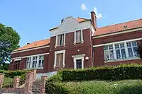 L'ancienne mairie-école route de Franqueville.