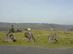 Prairie et table d'orientation au sommet du village.