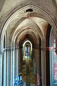 Bas-côté voûté et bordé de colonnes de pierre