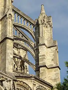 Culée, surmontée d'un pinacle, de laquelle partent deux arcs-boutants donc l'un est décoré d'arcatures ouvertes.