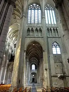 Mur de pierre avec, dans ses parties hautes, de grandes fenêtres. Au niveau intermédiaire, une galerie avec des arcades ajourées. Au niveau inférieur, une grande arcade est séparée d'un mur, sur lequel est incrusté une tourelle, par un pilier.