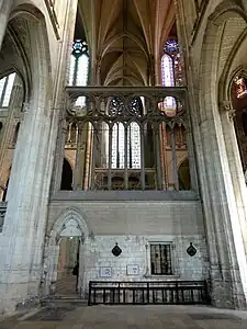 Mur massif en pierre surmonté d'arcades