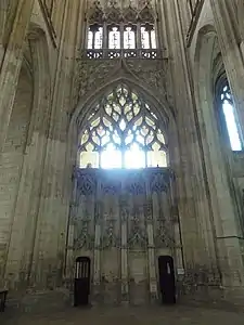 Mur massif en pierre surmonté d'arcades