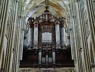 Buffet de l'orgue de tribune de la basilique de Saint-Quentin (1689) à Saint-Quentin (Aisne).