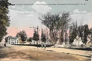 Vue globale de la Fontaine au milieu de l'avenue de Remicourt.