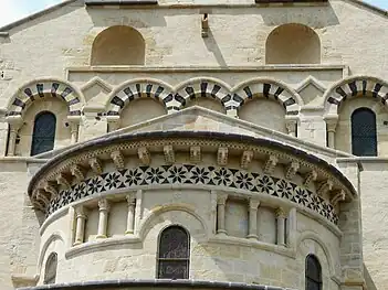 Détail de la décoration polychrome du chevet.