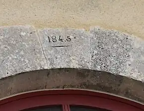 Clé de voûte portant la date de reconstruction du clocher :1845.