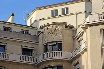 No 14 : La Famille, bas-relief du sculpteur Raymond Delamarre (1934).