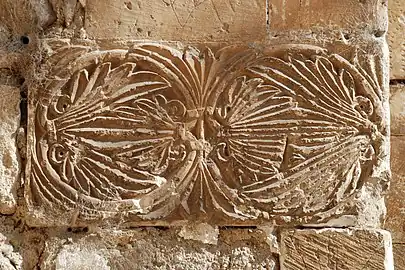 Bas-relief figurant deux palmettes opposées(au piédroit de l'arc triomphal).