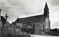 L'ancienne église et le cimetière vers 1950 (carte postale).