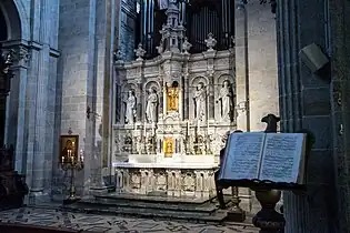 Chœur avec le maître-autel.