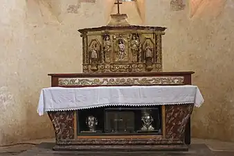 Chefs-reliquaires de saint Benoît et de saint Polycarpe sous le maître-autel.