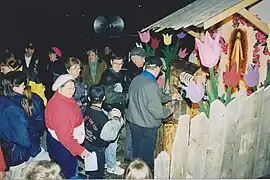 Décor temporaire à la source du Curé Boutet (Nom vernaculaire), rue du Couvent, 1998