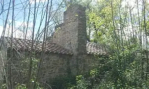 La façade nord et le clocher.