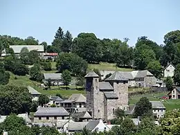 Orlhaguet et son église Saint-Étienne.