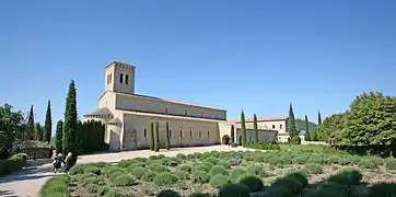 L'arrivée à l'abbaye avec l'abbatiale en premier.