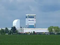 Champ et usine Bostik.
