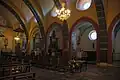 L'intérieur de l'église avec vue sur les chapelles latérale