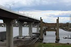 Le nouveau Sakonnet River Bridge, le long des piliers restants de l'ancien pont.