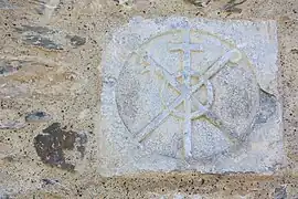 Chrisme sculpté au XIIe siècle.