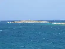 Photo couleurs : un petit îlot sur la mer.