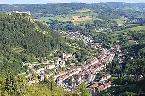 Photographie en couleurs prise en altitude au-dessus d'un village