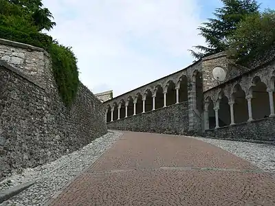 Montée au château.