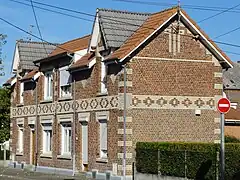 Des habitations groupées par deux.