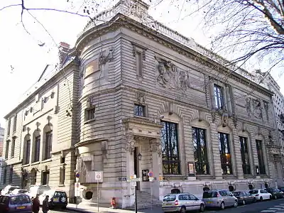 Le Palais Bondy à l'angle de la rue Louis-Carrand et du quai de Bondy.