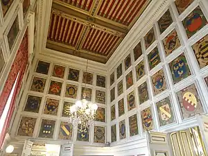 Salle des armoiries.