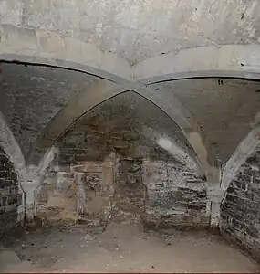 Au sous-sol du château se trouve une cave voûtée.